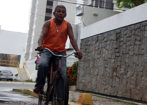 José Carlos Ribeiro Carvalho, de 58 anos, trabalha há 40 anos como serralheiro e há 15 utiliza o veículo como meio de locomoção. Foto: Heider Matos/Imirante.com.