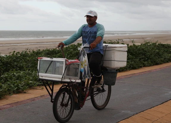 Carlos Jorge Lima Martins chegou a ser atropelado quando trabalha em sua bicicleta. Foto: Heider Matos/Imirante.com.