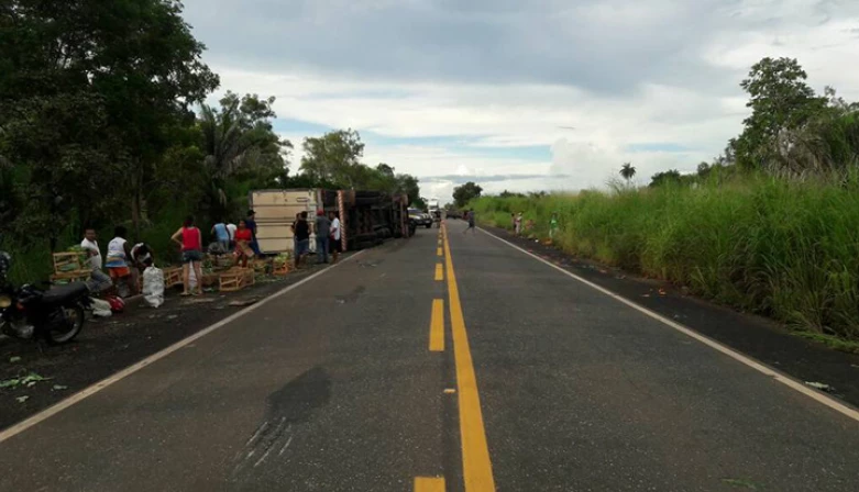 Equipe da Polícia Rodoviária Federal esteve no local para sinalizar a pista e controlar o trânsito.