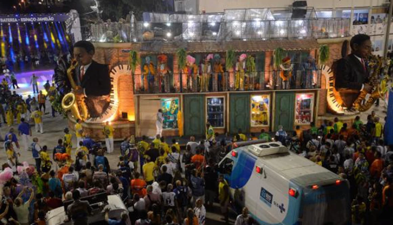 Estrutura de carro alegórico quebrou deixando feridos no desfile da escola de samba Unidos da Tijuca no carnaval 2017.