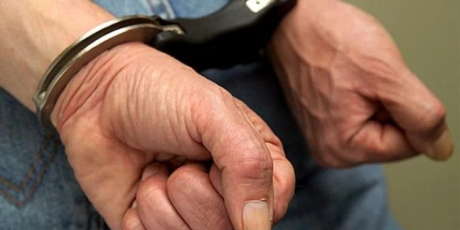 O homem foi detido com arma e munições
