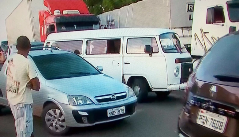 Filas de veículos se formam na rodovia.