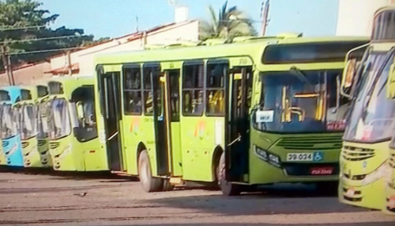 Ônibus estão parados nas garagens.