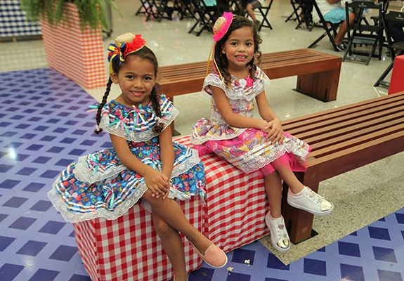 Maria Valentina e Rebeca, a caráter para curtir o Arraial da Ilha. Foto: Adriano Soares / Imirante.com