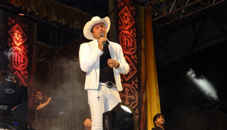 Alessandro esbanjou simpatia durante a apresentação, realizada na Parque de Exposições Lourenço Vieira da Silva.