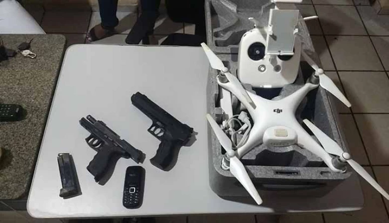 Os policias apreenderam uma pistola (.40), sem numeração, com carregador e três munições; uma pistola de ar comprimido e um Drone DJI.