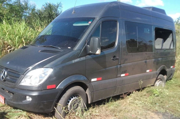 O acidente foi entre uma van e um carro de passeio. / Foto: Divulgação/PRF-MA.
