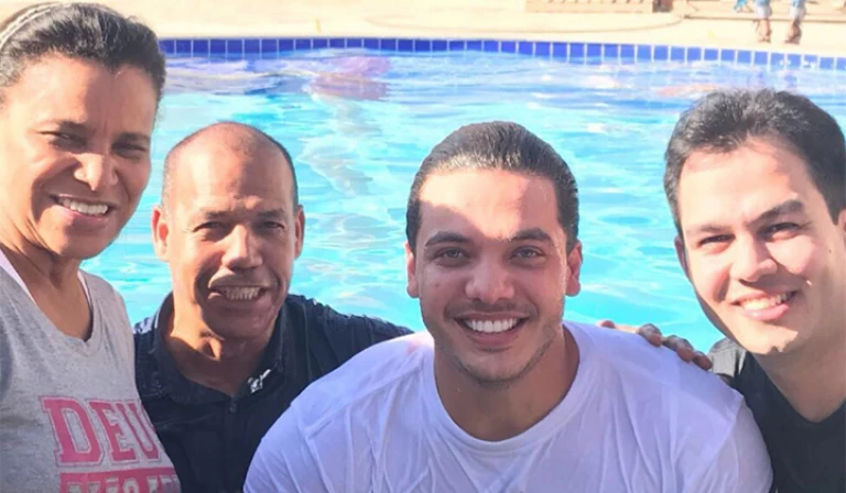 Wesley Safadão no momento do batismo nas águas.