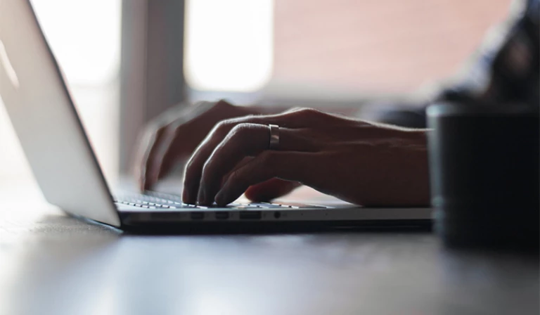 Os telecentros são espaços com computadores conectados à internet e abertos à população.