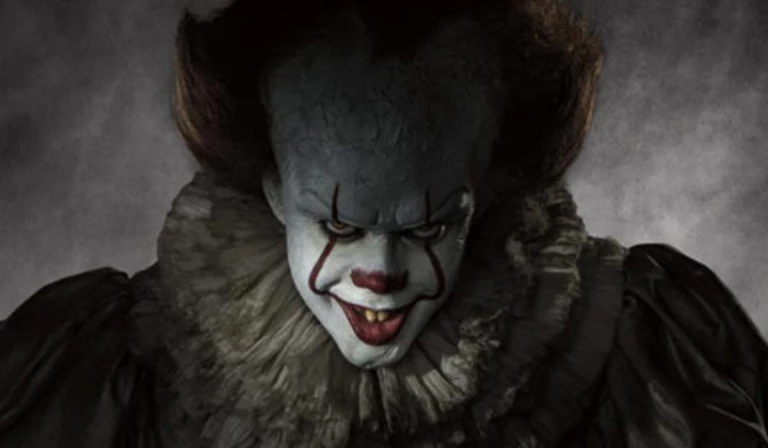 O palhaço Pennywise é interpretado pelo ator Tim Curry.