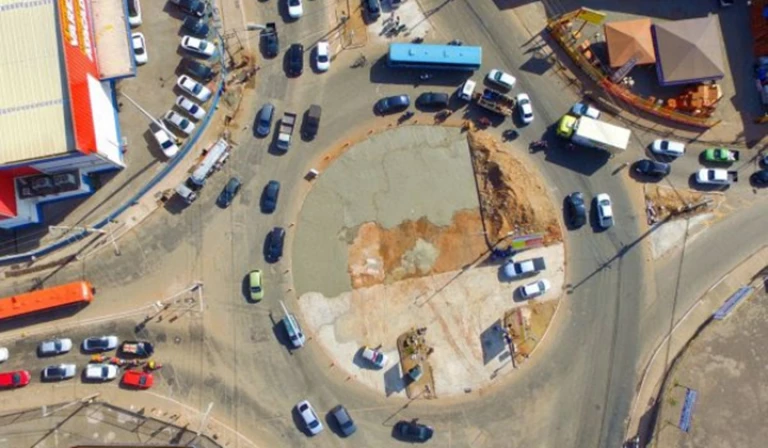 No trecho foi retirada a antiga rotatória para colocação do concreto.