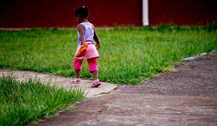 Cadastro Nacional de Adoção registrava, ao final do mês de agosto, pouco mais de 7.900 crianças e adolescentes prontos para adoção. Foto: Divulgação / Agência Senado.