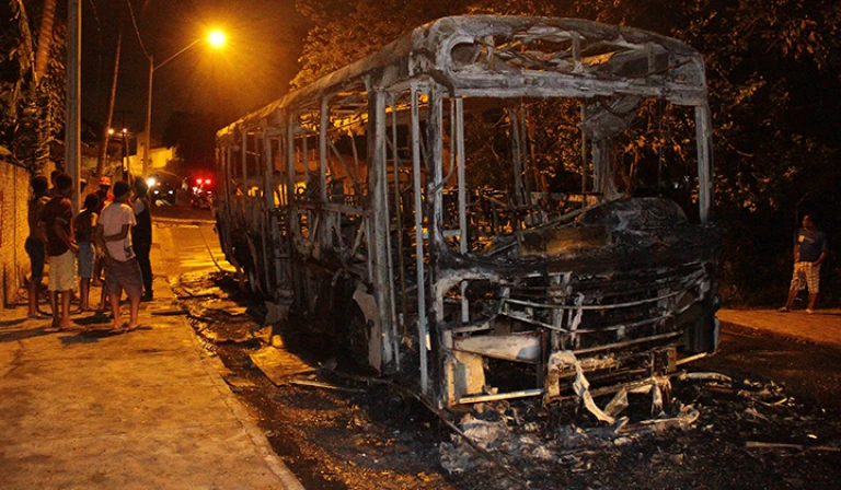 Ônibus incendiado em São Luís.
