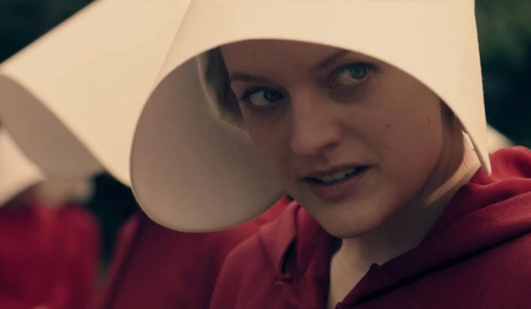 Elizabeth Moss, em cena de The Handmaid’s Tale.