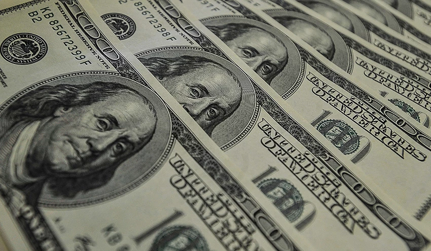 Dólar registrou alta de 0,83% nesta segunda-feira (28).