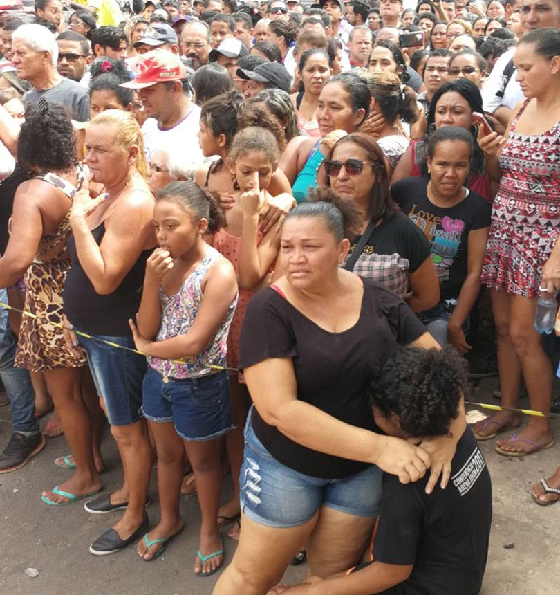 Populares se aglomeraram perto da casa da vítima. Foto: Paulo Soares/O Estado.