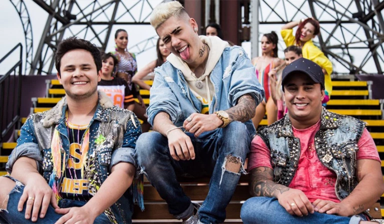 MC Kevinho e Matheus & Kauan durante gravações do clipe.