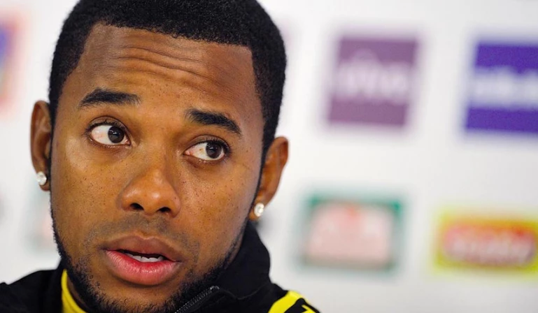 Robinho não pode sair do Brasil após condenação na Itália