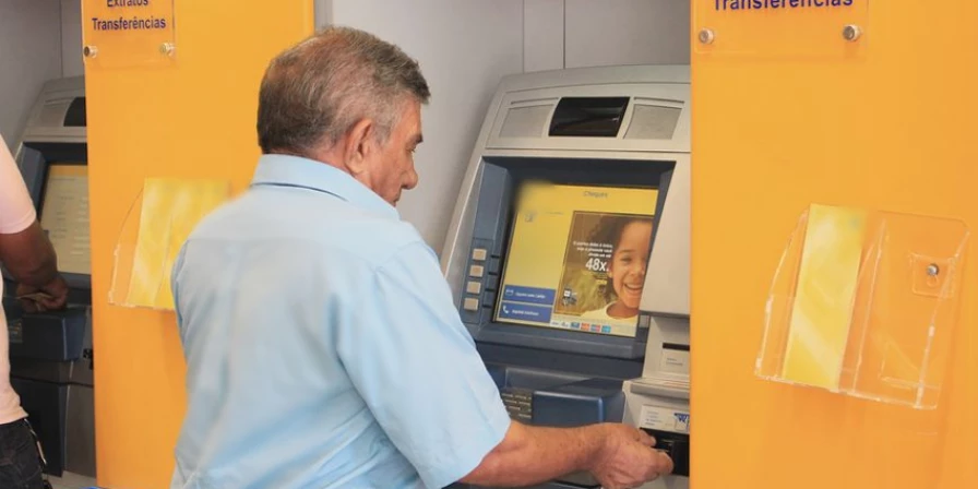 São necessárias regras mais rígidas para a oferta de empréstimos para aposentados e pensionistas.