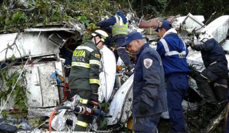 Equipes de resgate trabalharam no resgate de vítimas entre os destroços do avião.