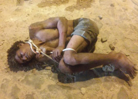 Homem foi amarrado e agredido. / Foto: Divulgação.