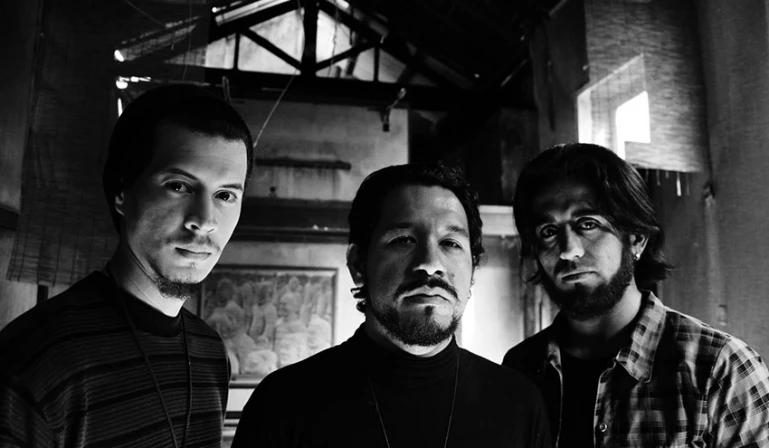 Rich Dominic (voz, guitarra), Mike Vyn (guitarra) e Helton Lopes (bateria) em ensaio da UnDrones.