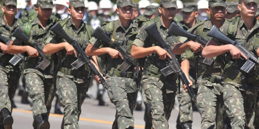 Quem não faz o alistamento militar obrigatório sofre algumas sanções.