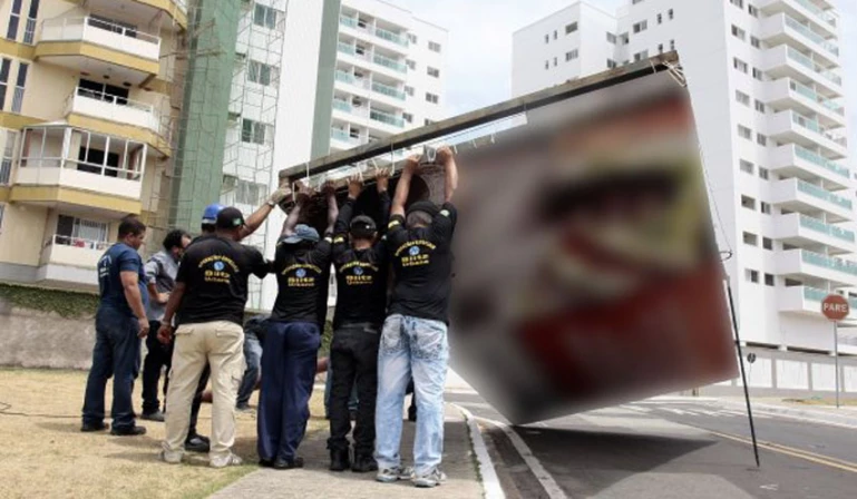 A ação é realizada pela Semurh, por meio da Blitz Urbana, a qual está retirando outdoors instalados em locais considerados irregulares.