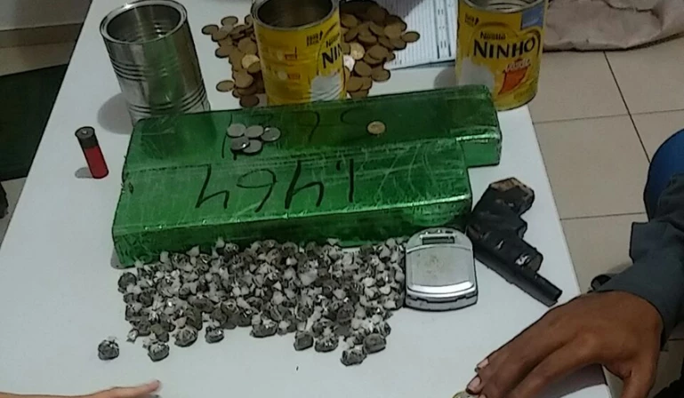 As drogas foram encontradas na residência onde a polícia prendeu a acusada.