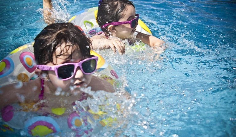 Os casos de otite são comuns em crianças durante o verão.