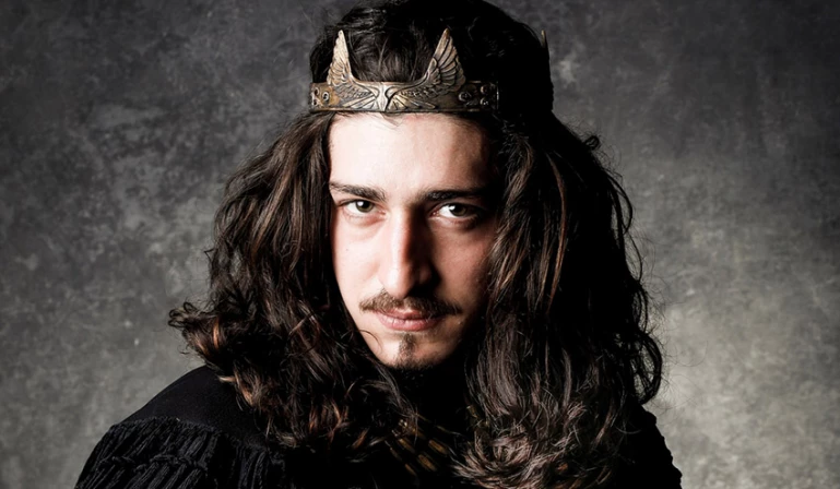 Rodolfo (Johnny Massaro).