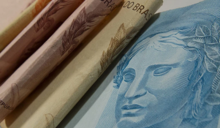 Em abril de 2010, a taxa era 9,79% ao ano.