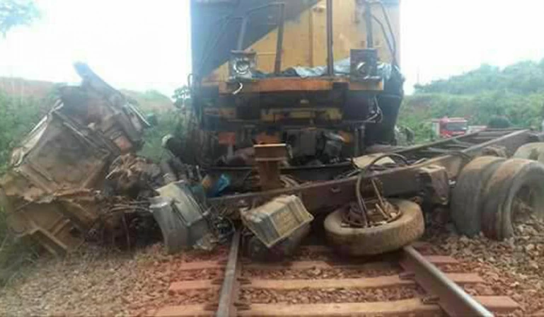 De acordo com as primeiras informações, a caçamba estava indo cumprir a rota de coleta de lixo e teria colido com o trem.