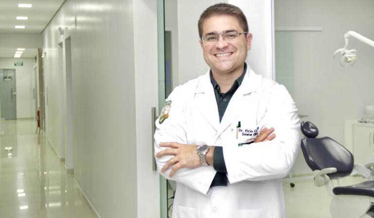 Cirurgião-dentista Dr. Elcio Caldas.