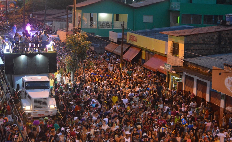 Multidão lota avenida da cidade de Pinheiro para participar do bloco das Patifas. Foto: divulgação