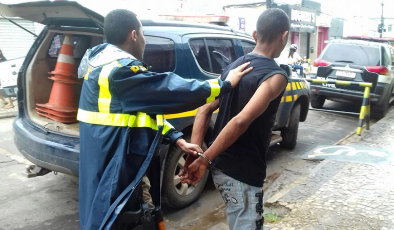 Suspeito de descumprimento da medida protetiva foi preso por policiais da PRF.