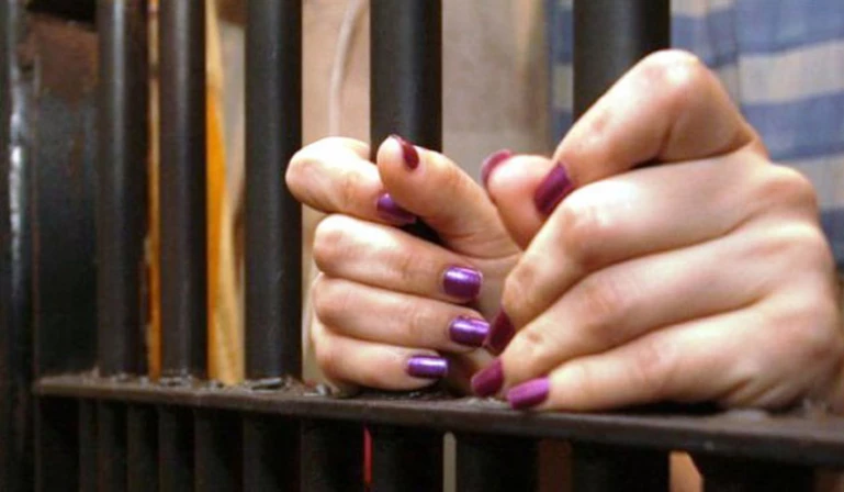 Se a condenada cometer novo crime doloso ou falta grave perderá o benefício.