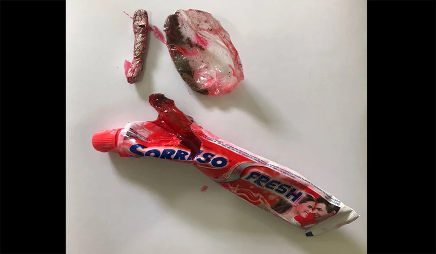 A droga estava escondida dentro de uma embalagem de creme dental./ Foto: Divulgação.