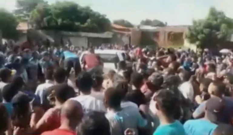 População acompanha a chegada dos corpos dos suspeitos de integrarem quadrilha em Aldeias Altas.