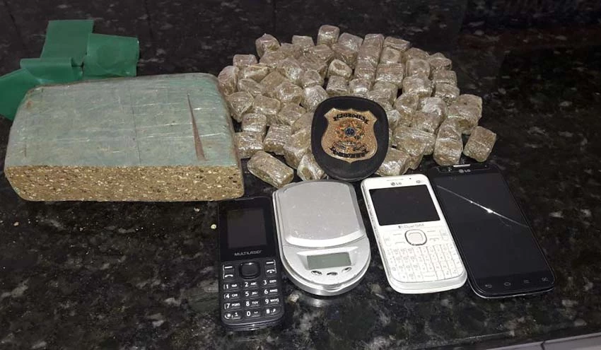 com Osvaldo Azevedo foram apreendidos 65 invólucros de maconha e mais um tablete de maconha. Foto: Divulgação / Polícia Civil.
