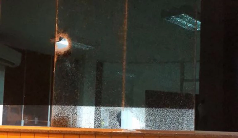 Os policiais que estavam no local na hora do disparos, conseguiram se abrigar.