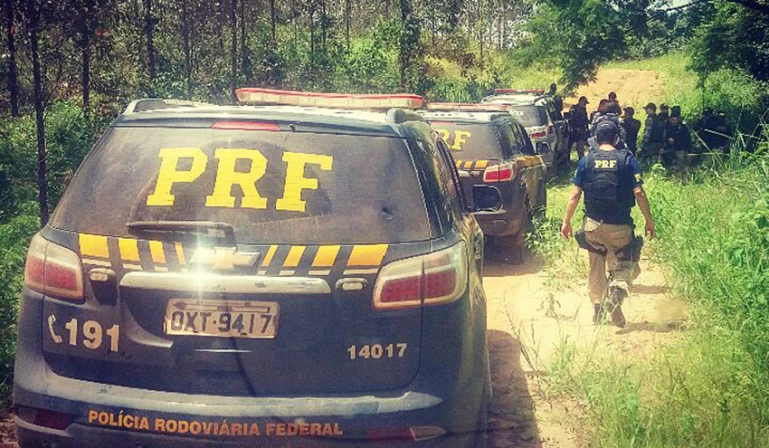 Equipes da PRF em estrada vicinais em busca dos criminosos.