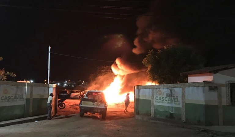 Em Cascavel, no litoral leste, carros que estavam no terreno do Departamento Municipal de Trânsito e de Transportes (Demutran) foram incendiados.