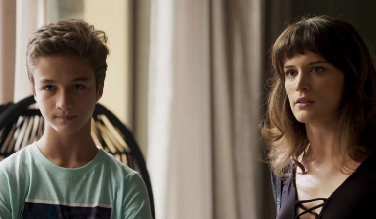 Tomaz (Vitor Figueiredo) e Clara (Bianca Bin).