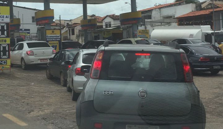 Motoristas formam filas em postos de combustíveis. Foto: Divulgação