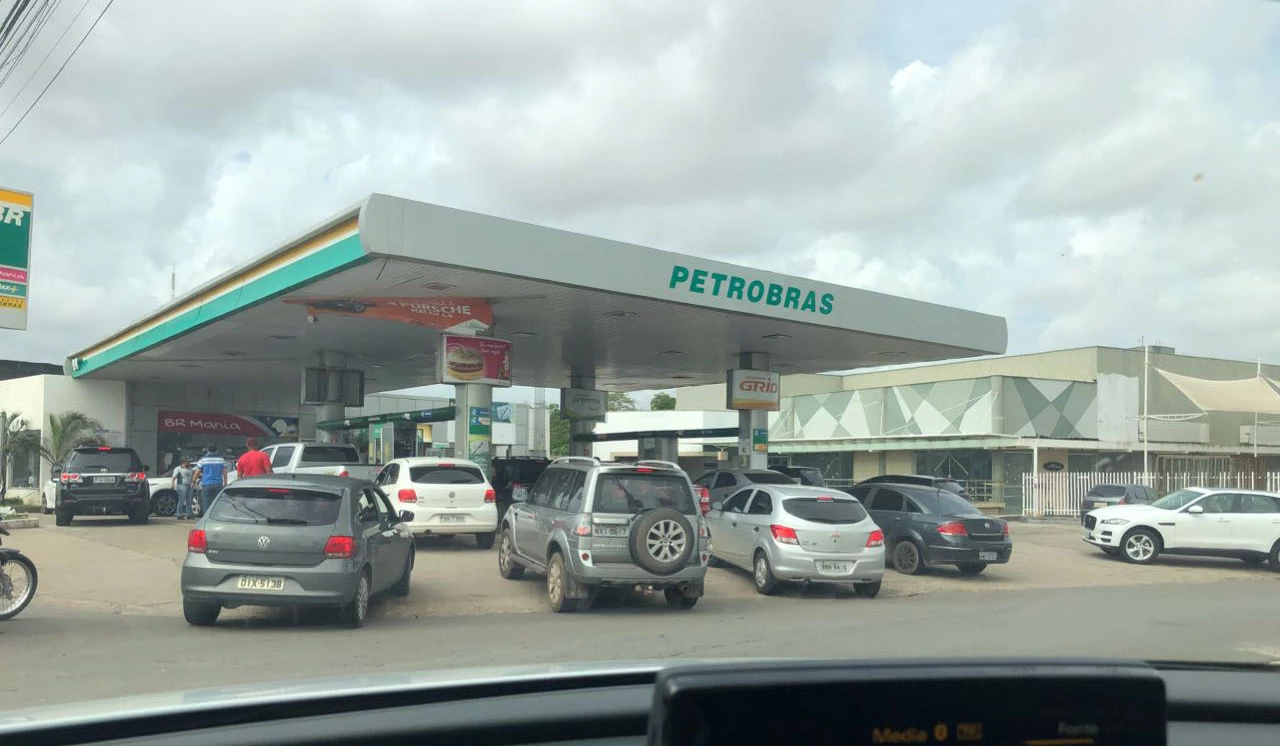 Na Ponta do Farol também há formação de filas de motoristas em postos de combustíveis. Foto: Divulgação.