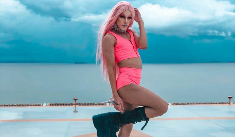 O diretor do clipe explicou que foram dois meses de produção para alcançar o resultado desejado.