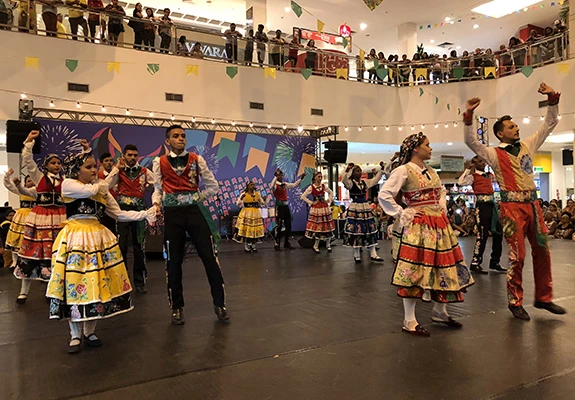 Com roupas típicas portuguesas, o grupo abriu a programação das brincadeiras. Foto: Adriano Soares / Imirante.com