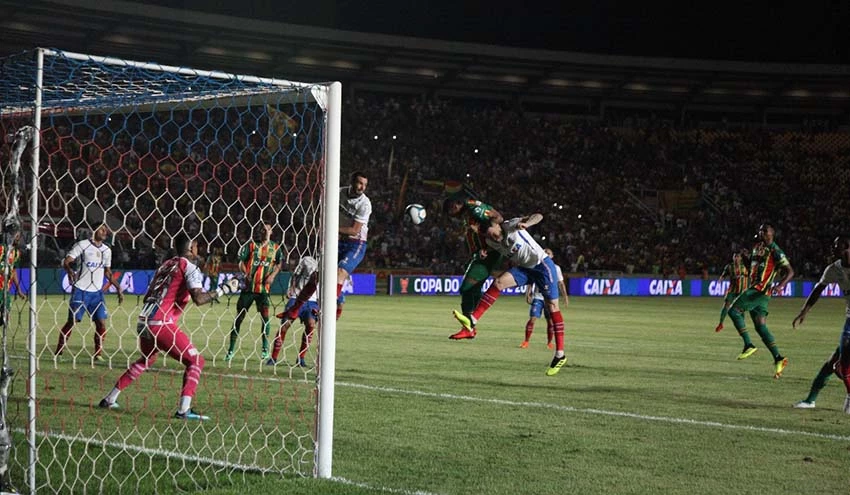 Mandante da partida desta quarta, o Sampaio Corrêa entrou em campo com o orgulho de chegar pela primeira vez à final do Nordestão. Foto: De Jesus / O Estado.