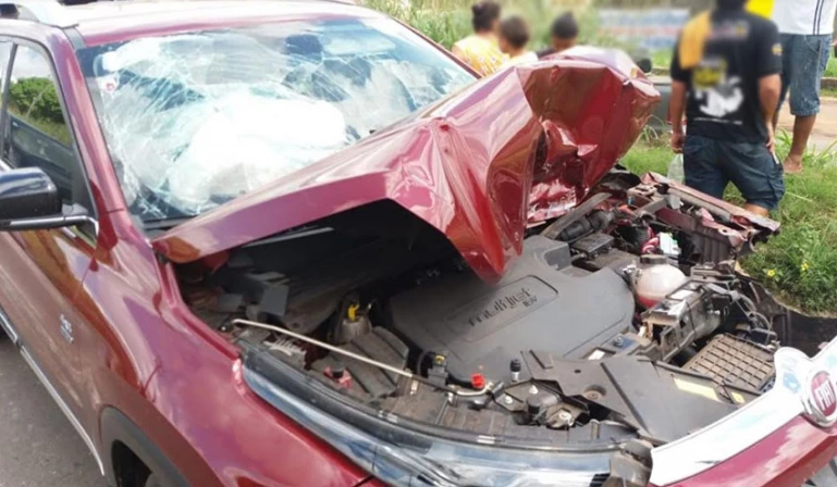 De acordo com informações da Polícia Rodoviária Federal do Maranhão (PRF-MA), a colisão envolveu um Fiat Toro, cor vermelho, de placa PSR-2582, e um caminhão pequeno.